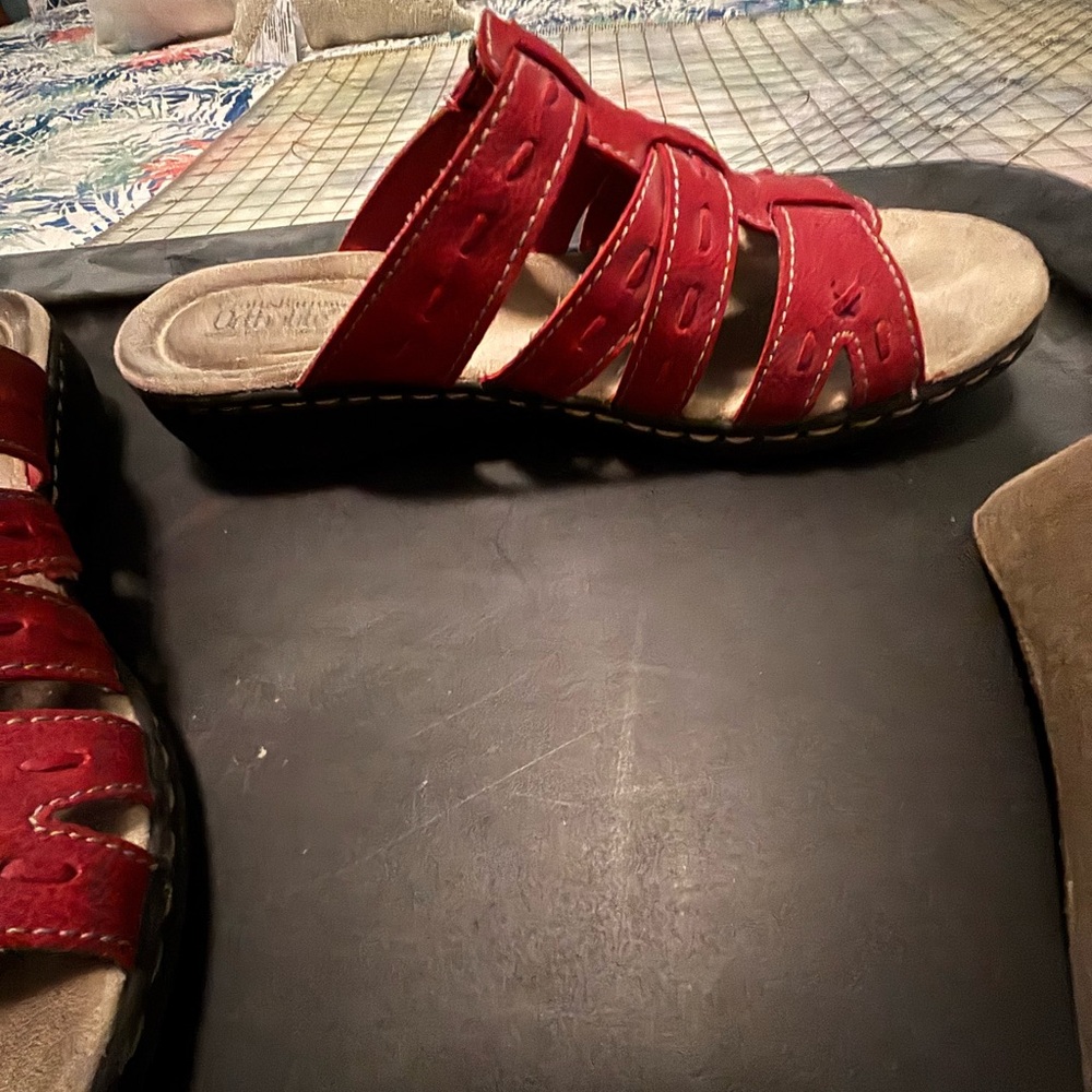 Kohl's Red and Tan Strappy Sandals - Picture 3 of 8